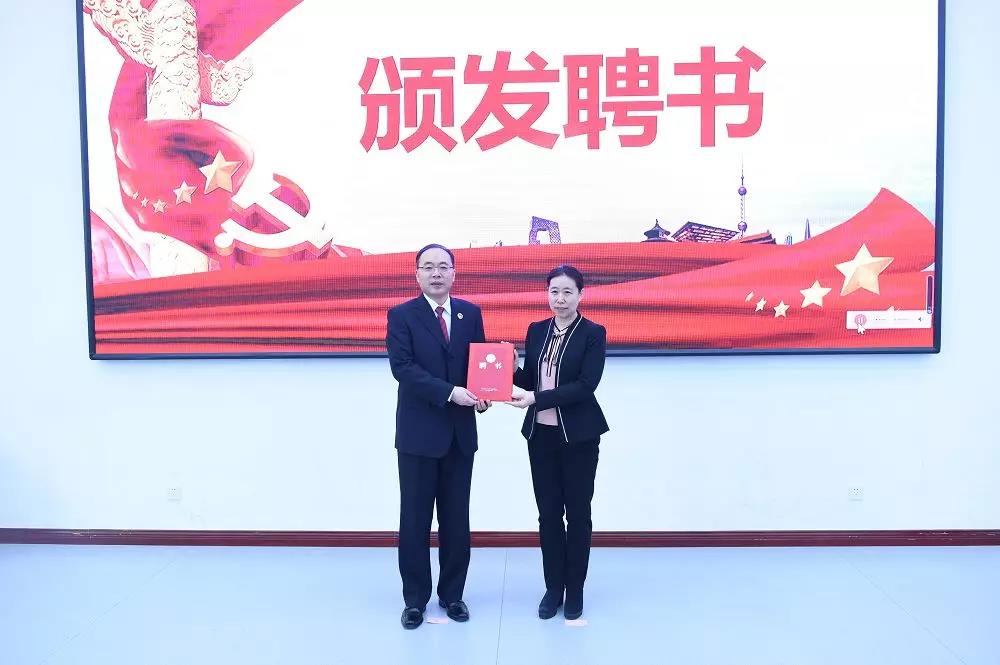 尹伊君代检察长走进吉大附中讲授法治课