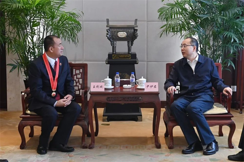 尹伊君检察长会见全国“人民满意的公务员”王利斌